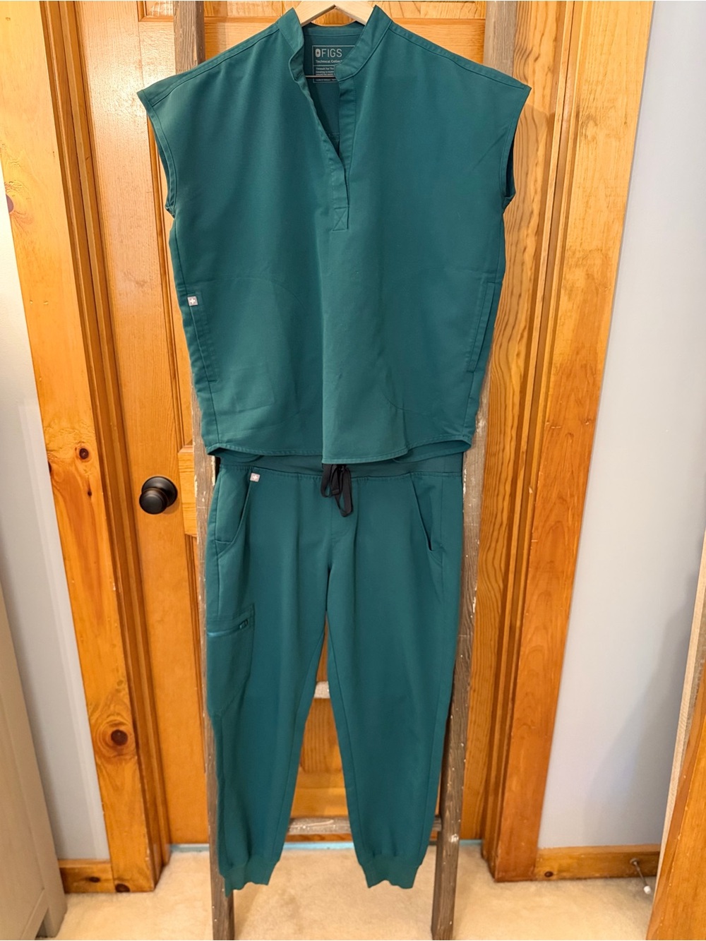 FIGS Women’s Rafaela XS Top & Zamora Petite Medium Joggers Set- Forest Green